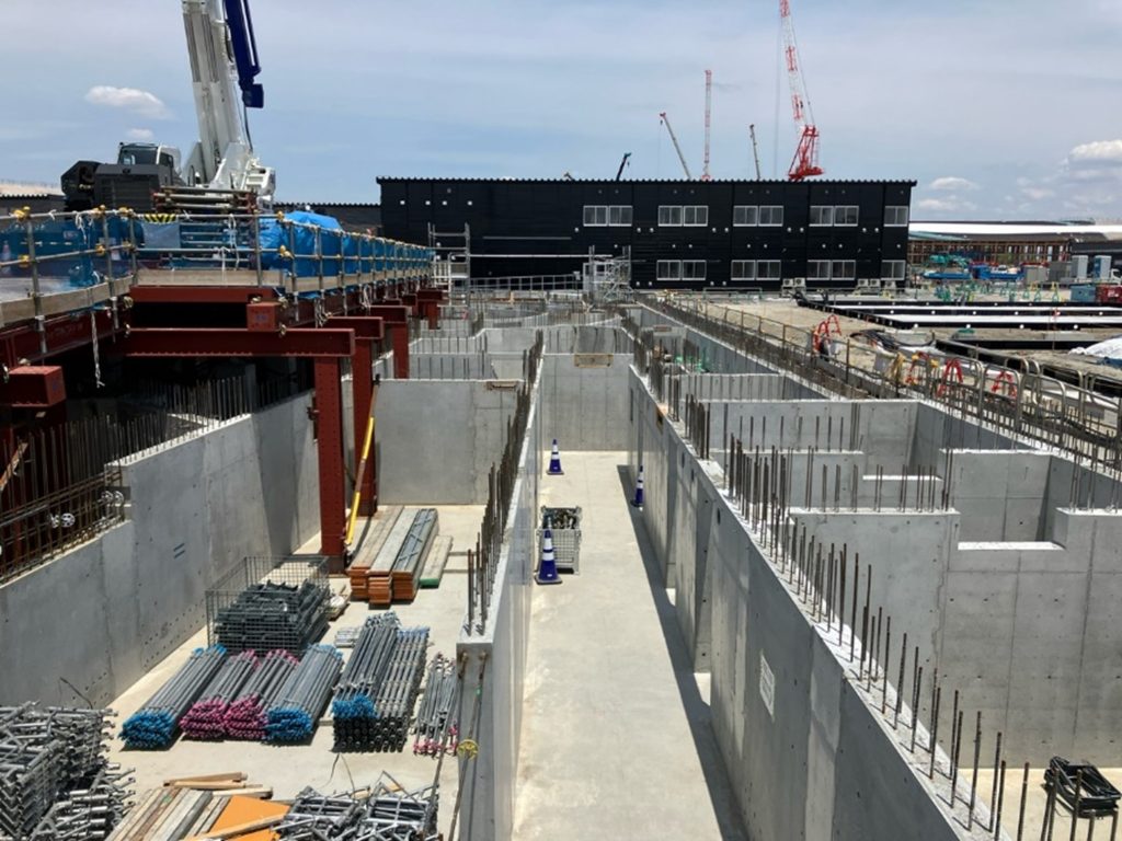 地下壁施工状況（PC壁、大型移動式クレーン）
