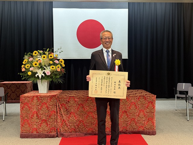 左写真： 国土交通省 共用大会議室にて（橋本 真典代表取締役）
