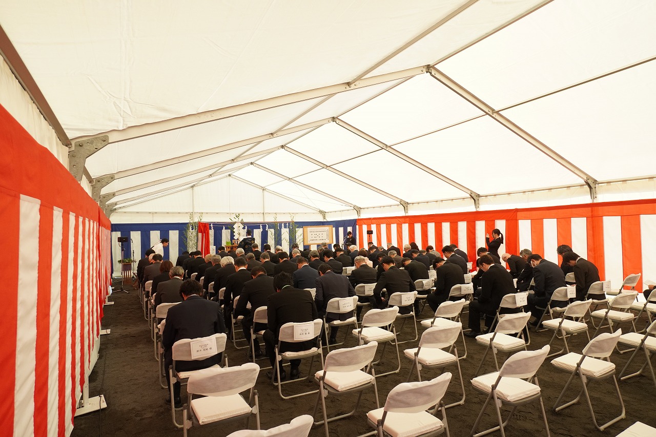 安全祈願祭で玉串を奉納する参列