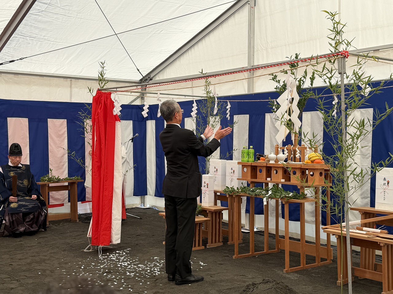 安全祈願祭で玉串を奉納する参列