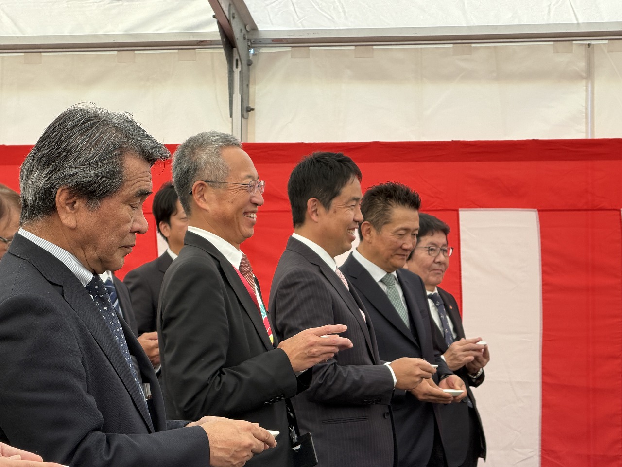 安全祈願祭で玉串を奉納する参列