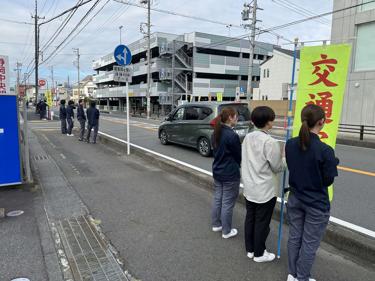 車両に減速を呼びかける誘導旗