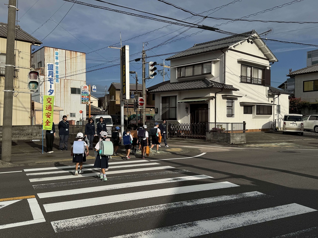 車両に減速を呼びかける誘導旗