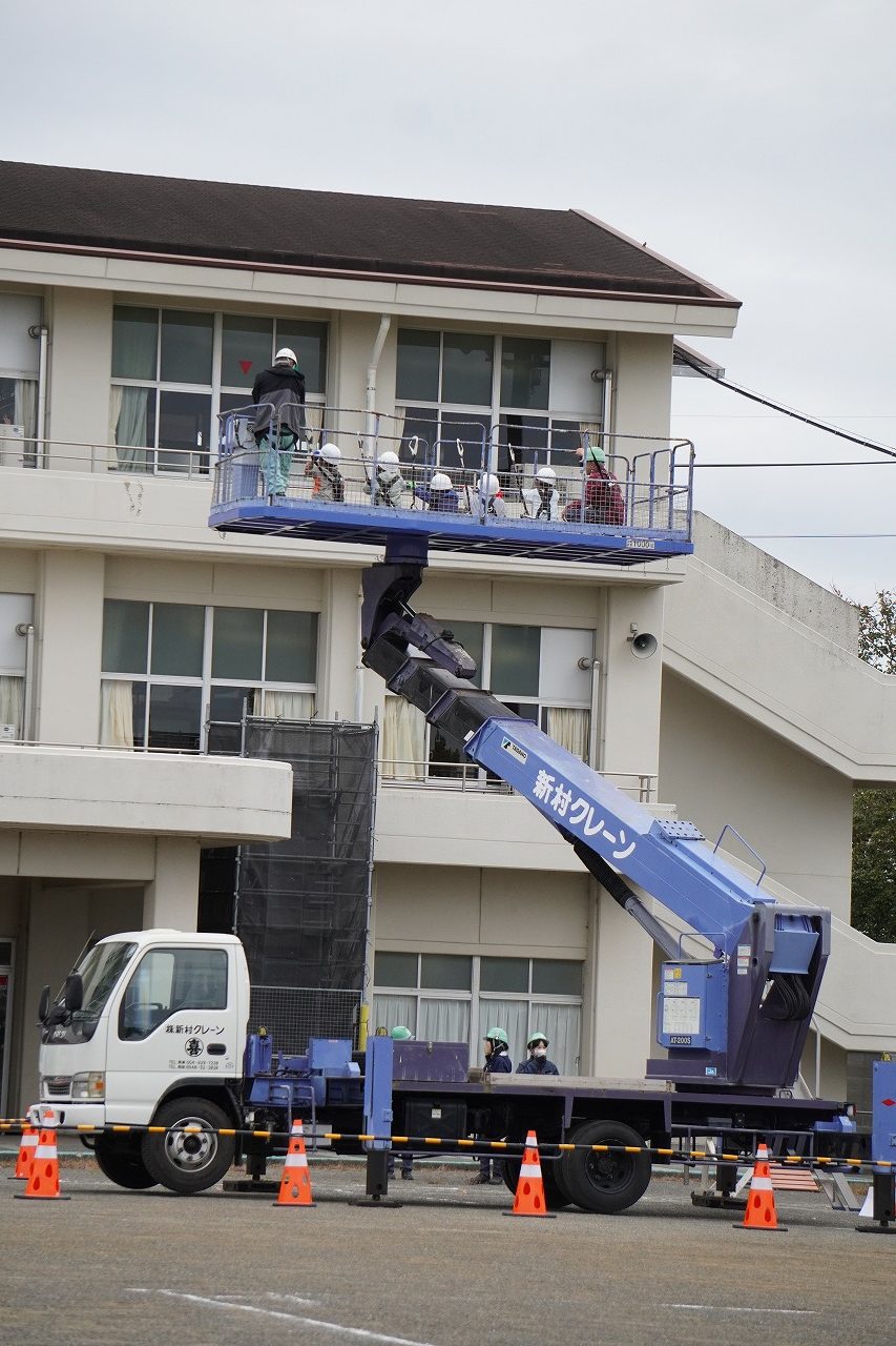 高所作業車で校舎と同じ高さまで上昇し、景色を確認する児童たち