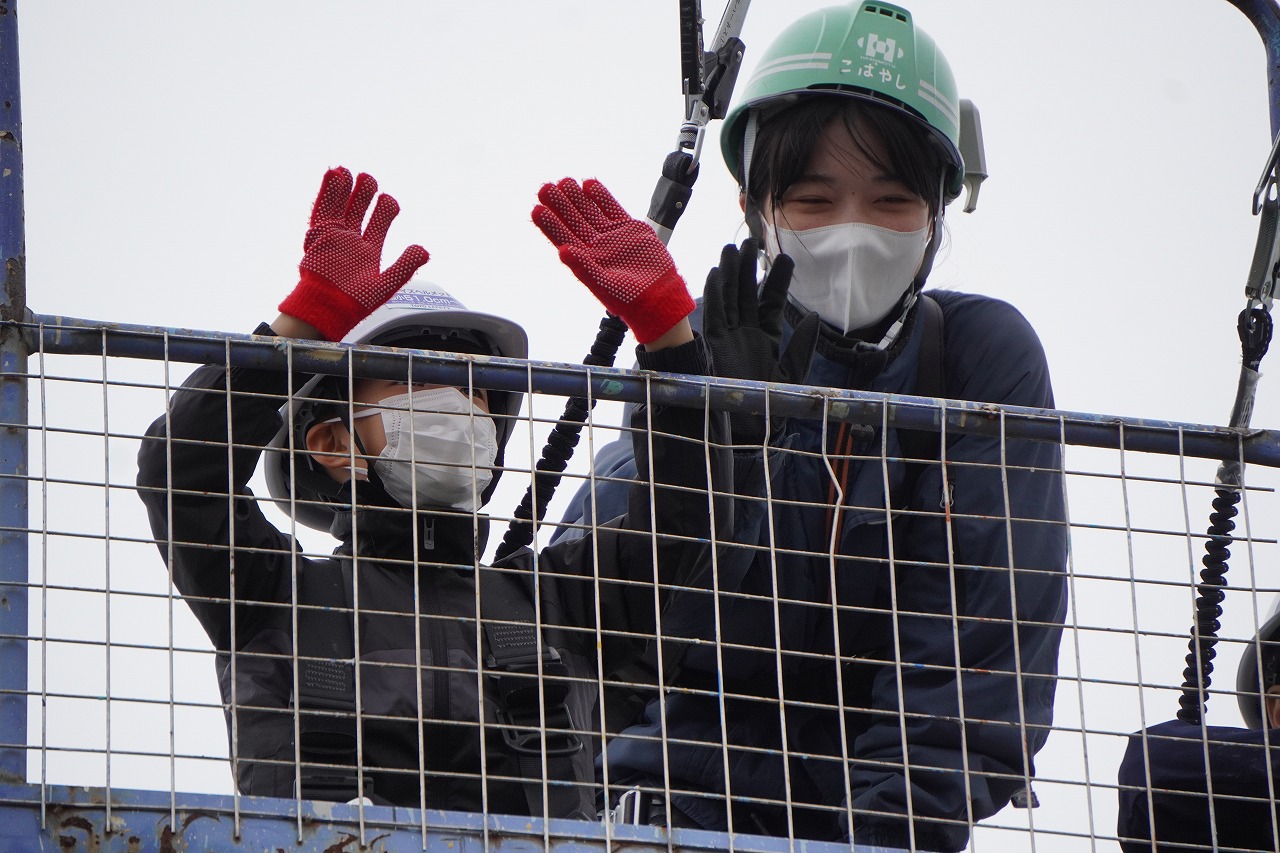 高所作業車の体験を楽しみながら、安全の大切さを学ぶ児童