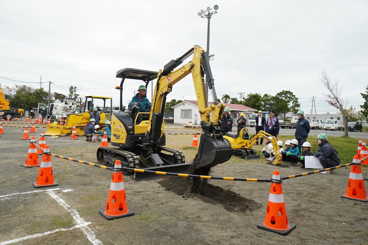 高所作業車へ搭乗し、安全帯の装着確認を受ける児童たち
