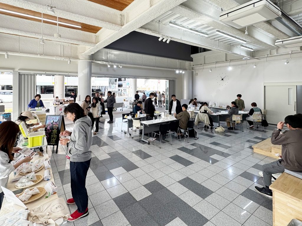 学生企画によりUmi-Yume Hallで開催された発酵マルシェの様子。地域事業者の出展や体験企画が行われた